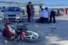 El motociclista Gabriel “N” fue lanzado al suelo tras el impacto con el auto de Fabián “N”.