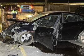 El automóvil KIA terminó severamente dañado tras impactarse contra un muro de contención en el bulevar Venustiano Carranza, a la altura de la colonia Nueva España.