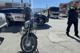 La motocicleta circulaba en sentido contrario al momento del impacto.