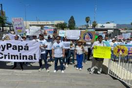 Padres y familiares se manifestaron frente al Poder Judicial de Coahuila para exigir justicia objetiva.
