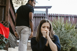 Las red flags, o banderas rojas, son señales de advertencia que indican posibles problemas en una relación amorosa.