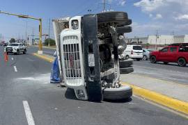 La unidad terminó recostada sobre su costado derecho, obstruyendo dos carriles y parte del camellón central.