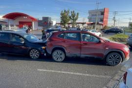 El percance dejó únicamente daños materiales, mientras autoridades y aseguradoras acudieron para atender la situación en el lugar.