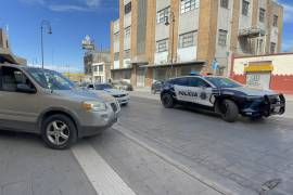 La camioneta Pontiac Montana presentó una falla mecánica sobre la calle Allende y comenzó a desplazarse en reversa sin control.