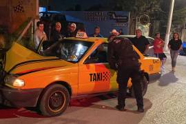 El taxi terminó impactado contra un remolque estacionado sobre la calle Libertad.