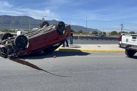 El accidente se registró cuando el conductor intentó incorporarse de carriles centrales a laterales sin percatarse de la presencia de un camión de transporte de personal.