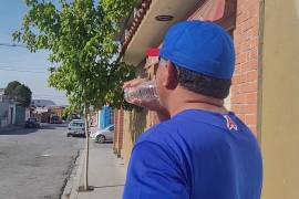 El IMSS recomienda hidratarse principalmente con agua natural y evitar refrescos o jugos para calmar la sed.