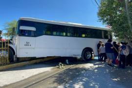 La unidad terminó sobre la banqueta y se impactó contra la barda de un predio en la lateral del bulevar Fundadores, generando movilización de cuerpos de seguridad.