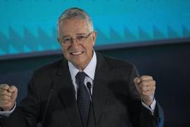 Ricardo Salinas Pliego enfrenta adeudos fiscales con el Servicio de Administración Tributaria (SAT) que, según resoluciones judiciales, superan los 74 mil millones de pesos.