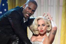 Cuando se destapó el escándalo y denuncias de abuso por parte de R. Kelly salió a la luz la relación cercana profesional que tuvo con Lady Gaga.