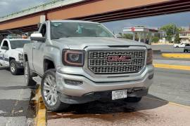 La camioneta tuvo que ser retirada con el apoyo de una grúa.