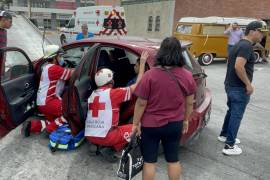 El personal de emergencia de la Cruz Roja atendió a las víctimas del accidente en Jesús Valdés Sánchez.