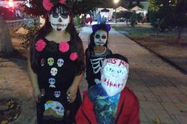 Niños disfrazados recorrieron el centro de Parras para pedir dulces durante el Halloween 2024.