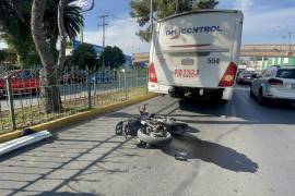La motocicleta quedó sobre uno de los carriles de circulación después del accidente.