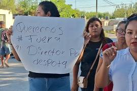 Las manifestantes exigieron la salida definitiva del director Juan Roberto Gómez Peña.