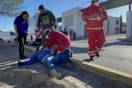 José Armando fue atendido por paramédicos después de sufrir un accidente en su motocicleta en las cercanías del fraccionamiento Portal de Aragón.