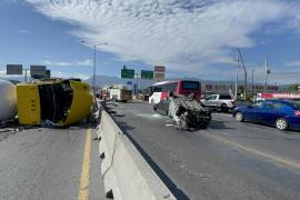 Tras el impacto por alcance, el automóvil fue proyectado hacia los carriles contrarios, derribó las barreras de contención y terminó volcado, mientras que la pipa también perdió el control y quedó recostada sobre la vialidad.