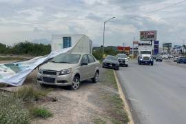 Las estructuras publicitarias ubicadas a un costado de la vialidad resultaron dañadas tras el impacto del vehículo, que terminó su trayectoria fuera de los carriles de circulación.