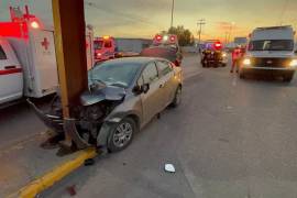 Elementos de Tránsito Municipal realizaron el peritaje correspondiente y coordinaron el retiro de la unidad siniestrada mediante una grúa, además de evaluar los daños ocasionados al puente.