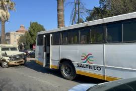 El impacto entre el camión de valores y el de la ruta Guayulera provocó una importante congestión vehicular en la zona centro de Saltillo.