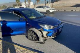 El vehículo KIA involucrado permaneció en el sitio mientras se coordinaba la aseguradora.