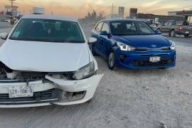 Un KIA Río y un Volkswagen Vento chocaron en el kilómetro 11+800 del libramiento Óscar Flores, dejando daños materiales y ningún herido.