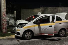 El conductor se estrelló contra un poste para librarse del ataque con cuchillo.