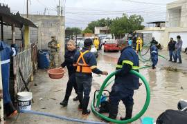 Como parte de las acciones preventivas, autoridades municipales realizaron la evacuación de 10 personas y brindaron apoyo a familias cuyas viviendas resultaron afectadas por el ingreso de agua.
