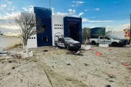 Un ataque del crimen organizado contra la comandancia municipal de Luis Moya, Zacatecas, donde estalló un vehículo que presuntamente tenía explosivos, dejó un saldo de tres policías heridos este jueves.
