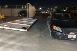 El accidente ocurrió cuando la empleada finalizaba su jornada laboral como vigilante y trataba de asegurar el acceso del negocio, sin percatarse de que la estructura corrediza no se encontraba debidamente fija.