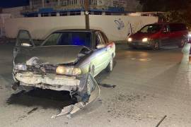 El Nissan Tsuru quedó con severos daños en la parte frontal tras el choque registrado en la Zona Centro.