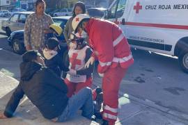 Los paramédicos de la Cruz Roja evaluaron al padre y a su hijo en la escena del accidente, quienes no presentaban lesiones graves.