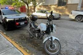 Autoridades municipales realizaron el levantamiento de la motocicleta como parte de las acciones preventivas para evitar riesgos a la circulación en una de las zonas con mayor tránsito vehicular de la ciudad.