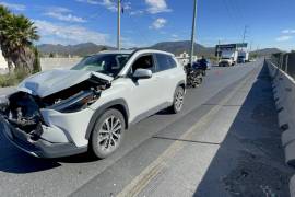 Sin embargo, una camioneta Toyota Corolla Cross no logró frenar a tiempo y terminó impactándose contra la parte trasera del Mazda, provocando el cierre parcial del carril izquierdo.