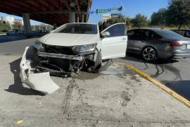 El vehículo Honda City terminó sobre la cuneta de descanso ubicada debajo del puente de Luis Donaldo Colosio y Venustiano Carranza.