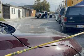 Servicios de emergencia y policías municipales acordonaron el área tras el reporte del hallazgo en la colonia Amistad.