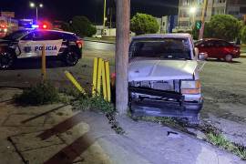 La camioneta afectada —una Ford Ranger— terminó proyectada contra la infraestructura vial tras el fuerte impacto registrado en el cruce.
