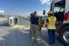 La unidad quedó recostada sobre uno de sus costados, por lo que elementos de la Policía Municipal acordonaron el área y coordinaron las maniobras para evitar otro accidente mientras era retirada.