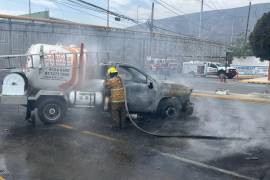 Brigadistas de Protección Civil municipal lograron sofocar el incendio en una pipa el cual estaba poniendo en riesgo a automovilistas y peatones en Escobedo, Nuevo León.