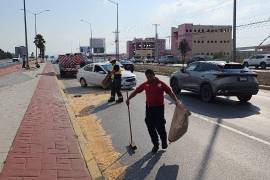 Bomberos y elementos de Protección Civil trabajaron para retirar el aceite y diésel derramados sobre la carretera.