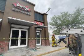 Autoridades de Protección Civil y Bomberos inspeccionarón el lugar del accidente en el restaurante Dannys en Monclova.