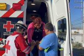 Paramédicos de la Cruz Roja atendieron a la joven de 20 años que resultó lesionada en el choque.