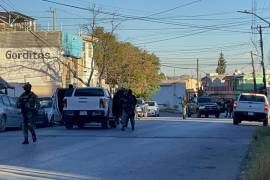 Agentes de la FGR y la SEDENA durante el cateo realizado en Saltillo.