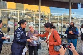 Agentes de distintas corporaciones entregaron pan y café a adultos mayores que esperaban su turno en el Banco del Bienestar.