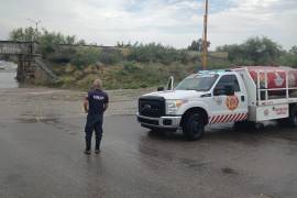 Protección Civil y Bomberos de Sabinas, Coahuila, realizaron recorridos, retiraron árboles caídos y supervisaron zonas de riesgo durante toda la jornada
