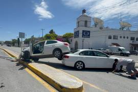 El percance ocurrió a la altura de la colonia San Alberto, donde un vehículo Chevrolet Aveo terminó impactado y con daños adicionales tras subir al camellón central.