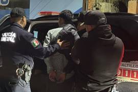 Elementos de la Policía Municipal acudieron al cruce de la calle Veracruz y el bulevar Venustiano Carranza, donde se reportó el intento de asalto que dejó a dos personas lesionadas durante la madrugada del domingo.