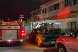 Los bomberos recibieron el reporte del incendio en la colonia 15 de Abril cerca de la medianoche.