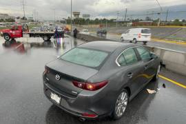 El automóvil terminó atravesado sobre los carriles tras impactarse contra las ballenas del muro de contención.