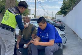 Paramédicos realizaron curaciones al hombre tras sufrir una caída sobre la banqueta.